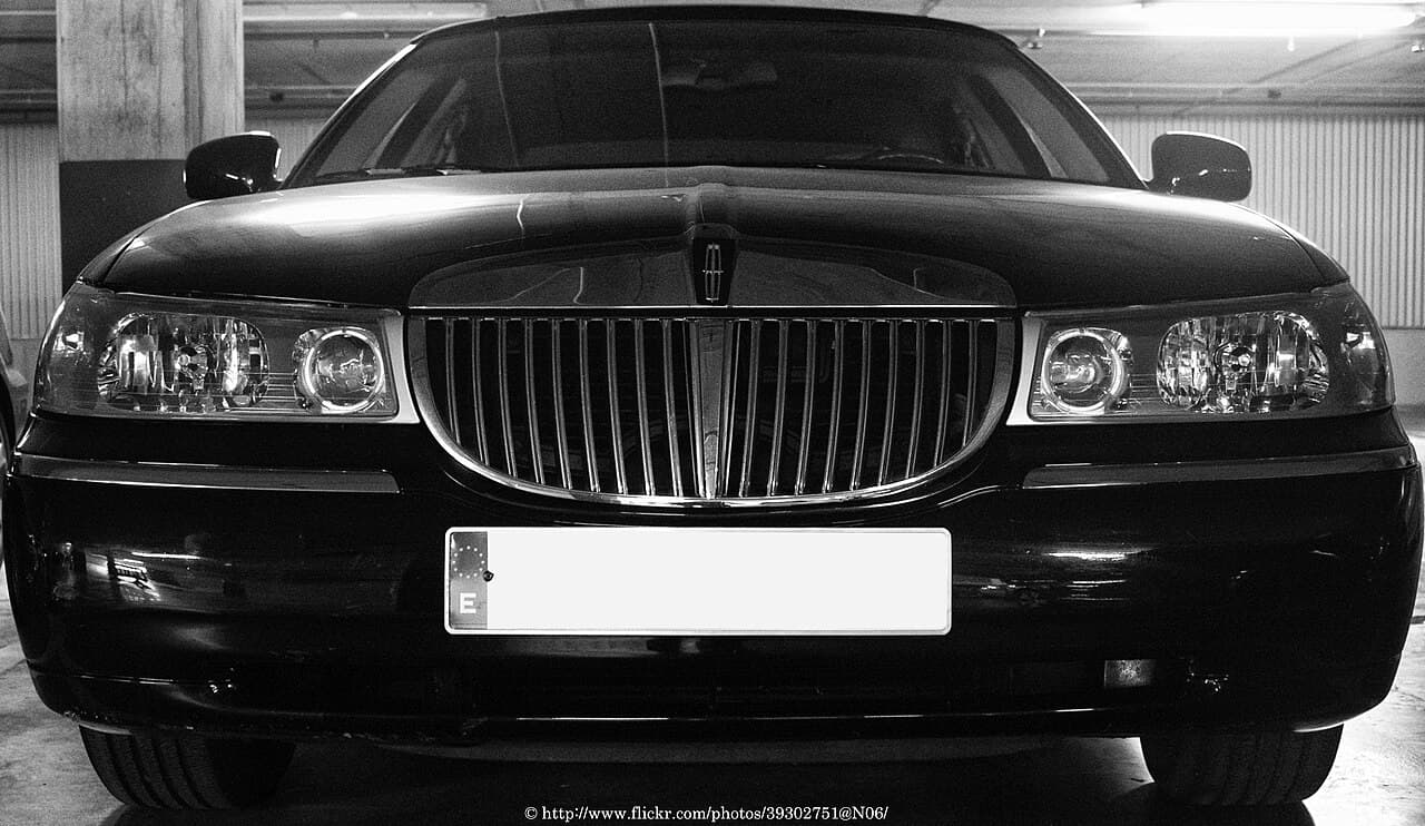 Lincoln Town Car, representative photo