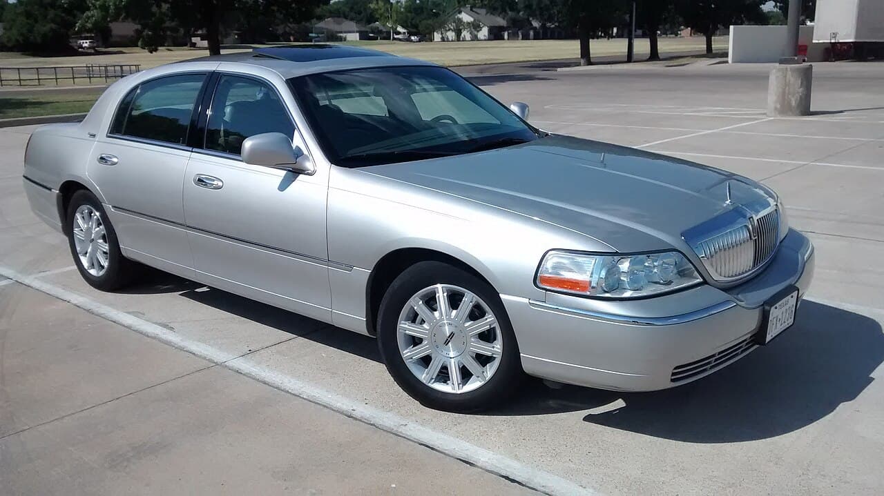 Lincoln Town Car, representative photo