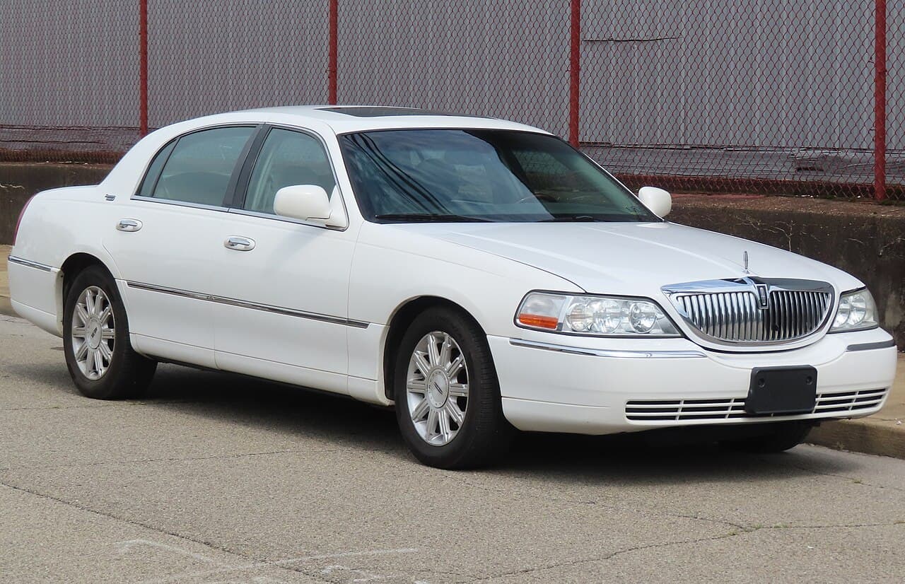 Lincoln Town Car, representative photo