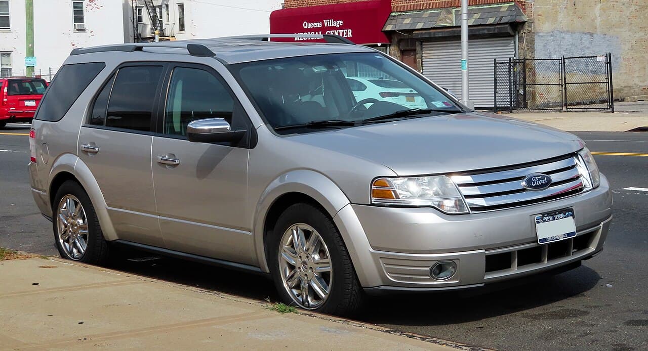 Ford Taurus X, representative photo
