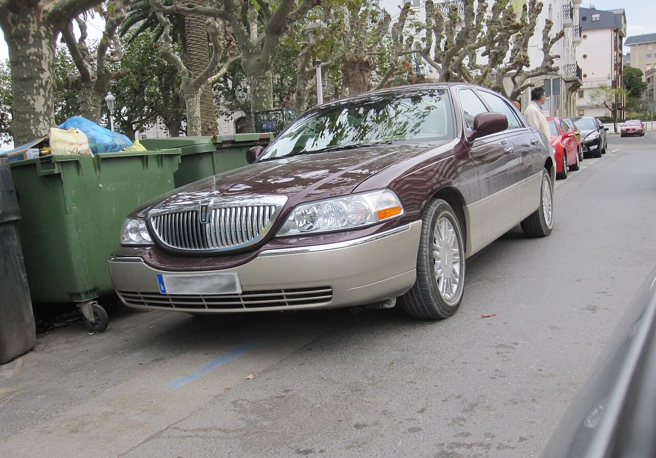Lincoln Town Car, representative photo