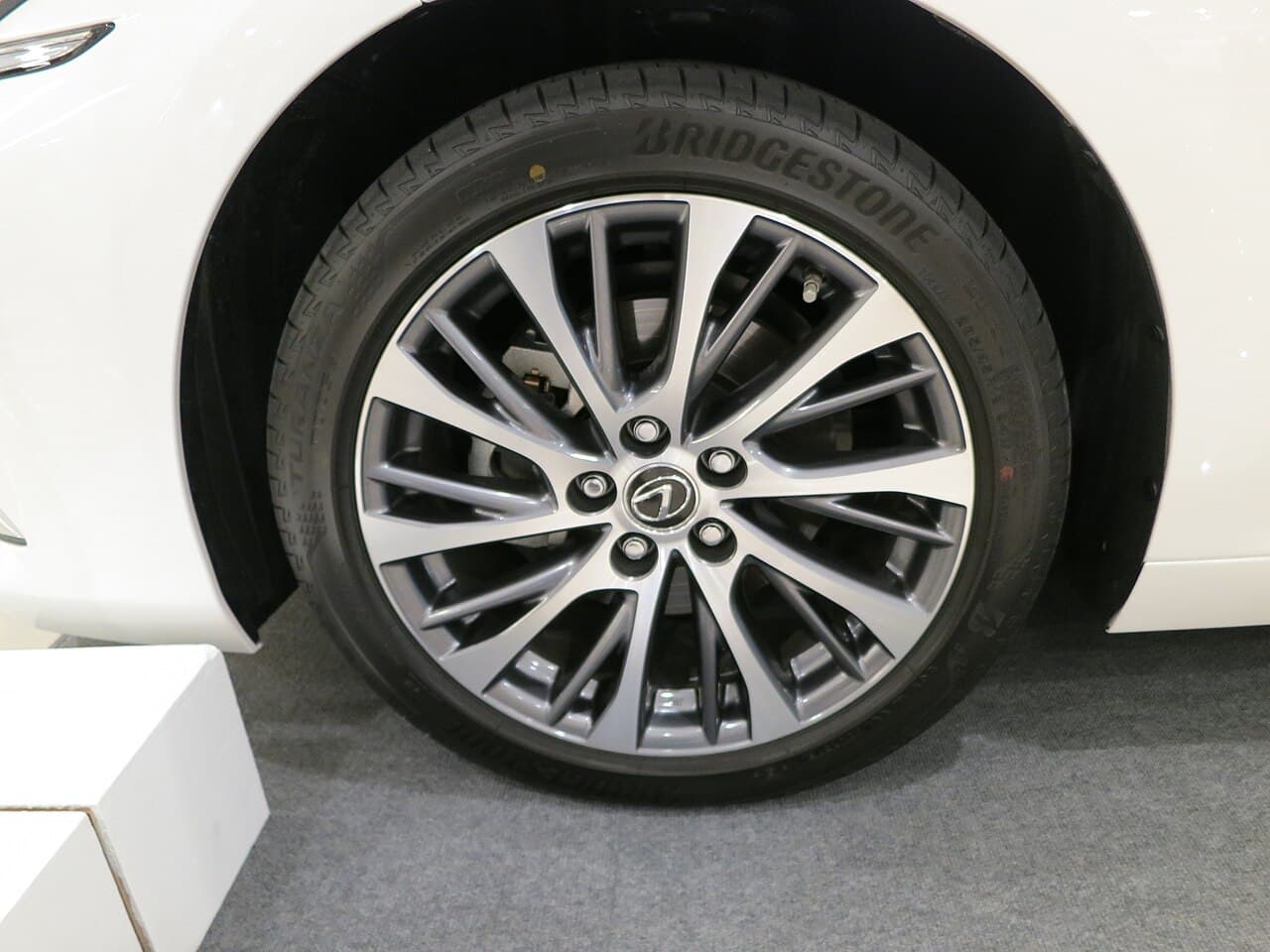 Lexus ES, representative photo