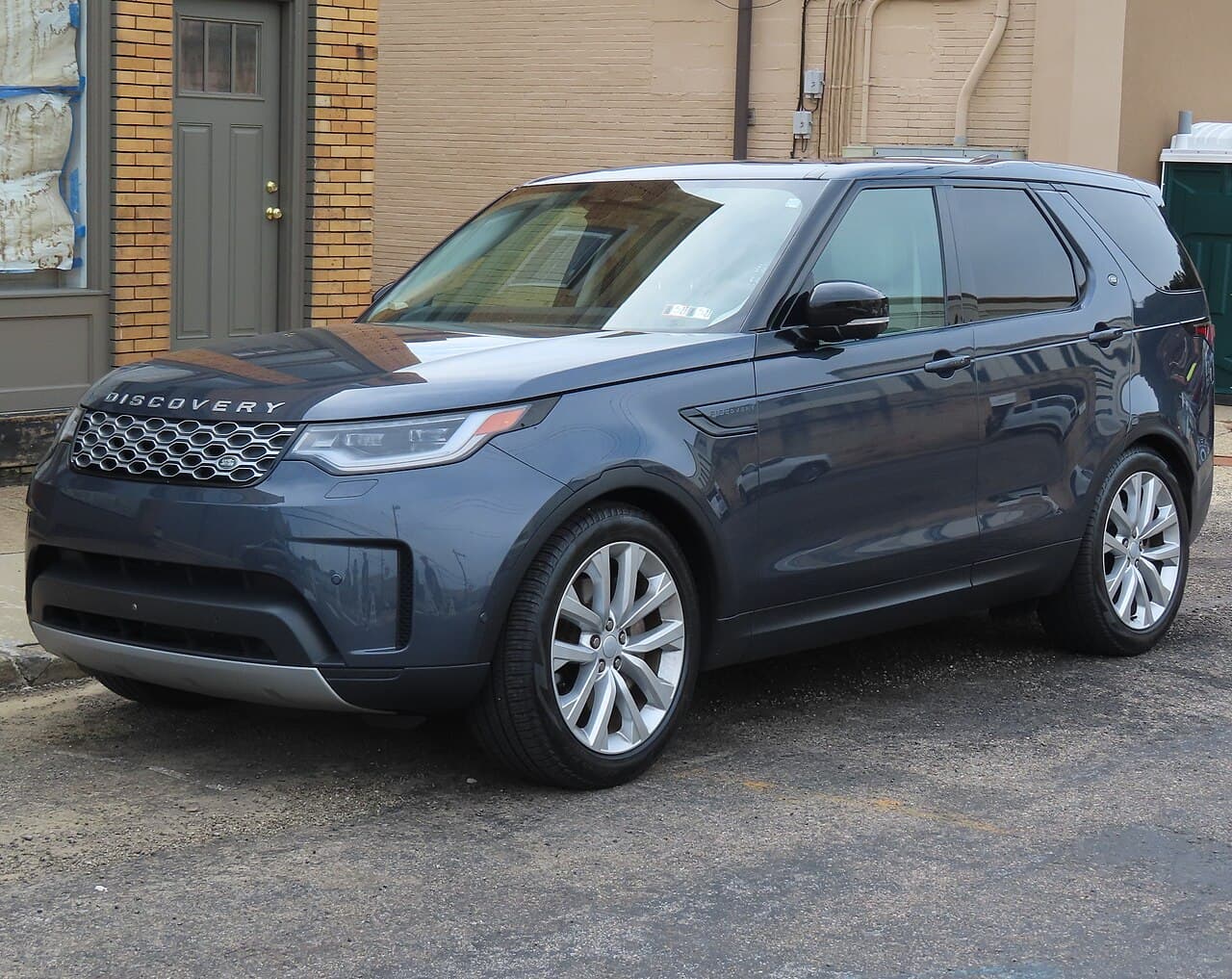 Land Rover Discovery, representative photo