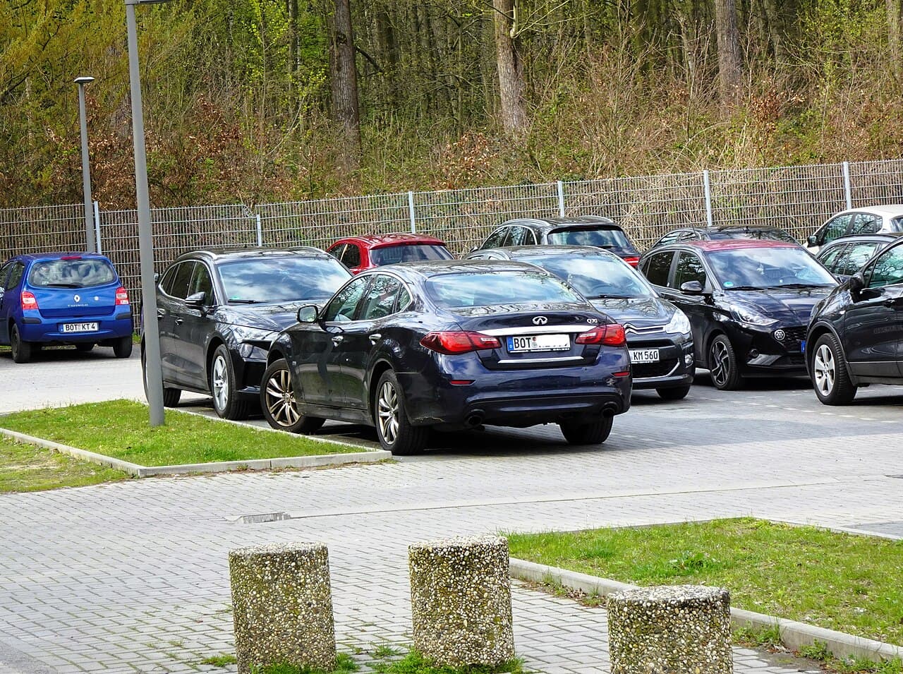 Infiniti Q70, representative photo