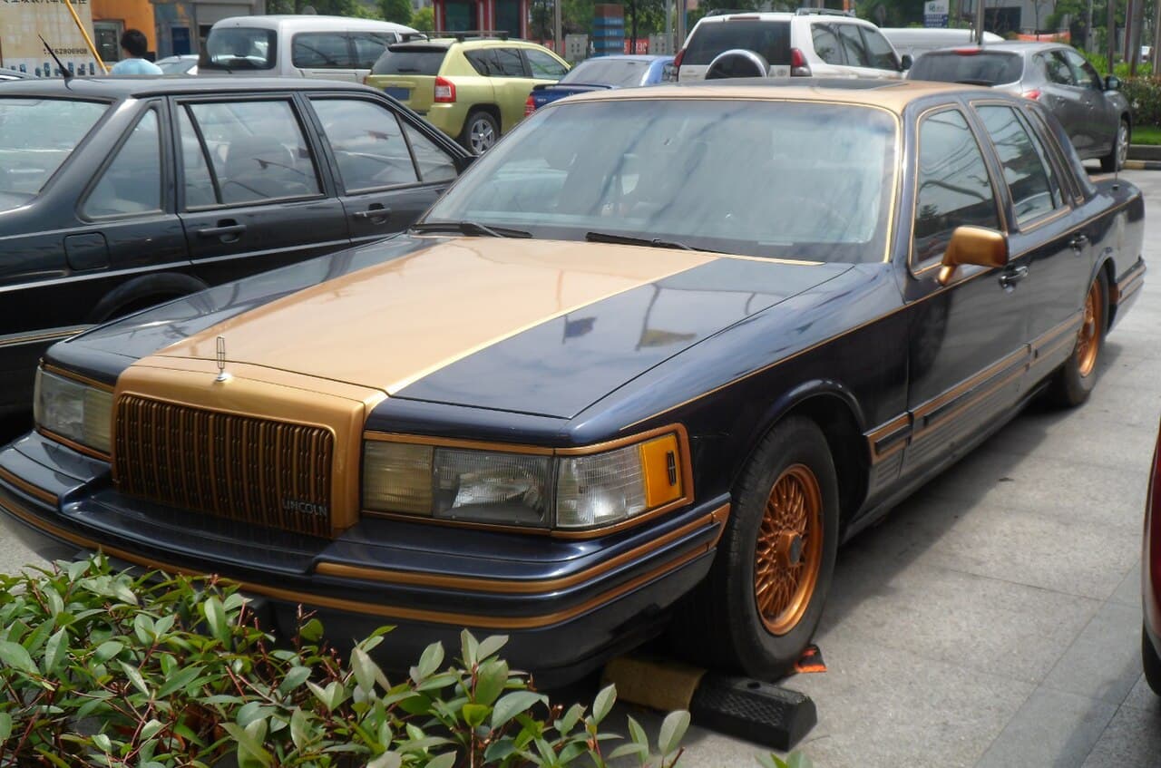Lincoln Town Car, representative photo